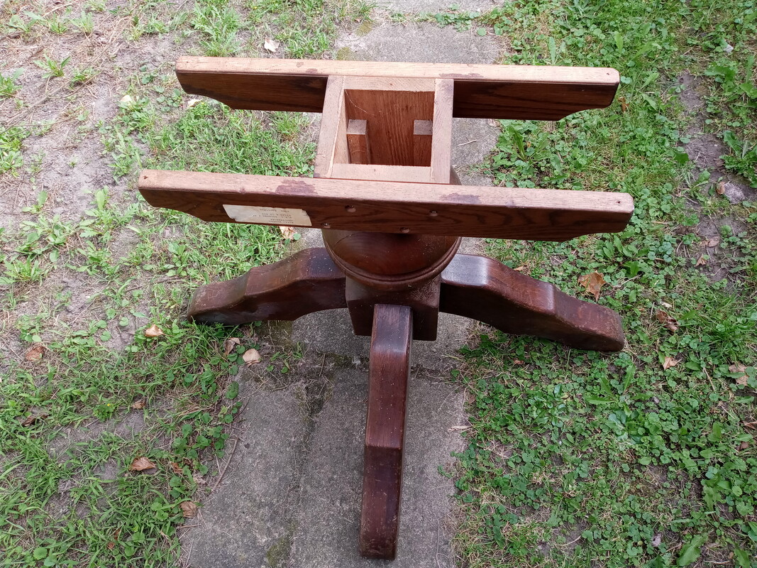 Elbląg Witam. 
Mam na sprzedaż ośmiokątny dębowy stół holenderski. Stół jest solidny i ciężki co jest też powodem