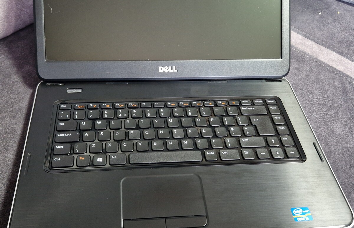 Elbląg Sprzedam laptop Dell Vostro 2520.Sprzęt jest używany i nosi normalne ślady codziennego użytkowania, widoczne na