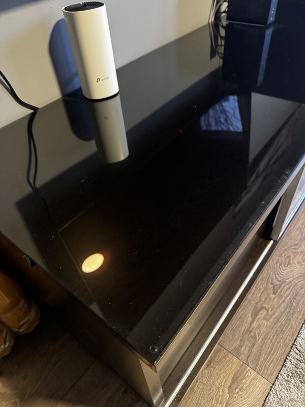 Elbląg Czarna komoda RTV ze szklanym blatem.