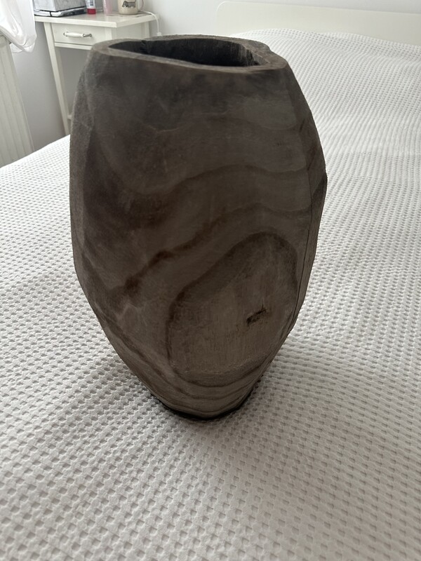 Elbląg Nowy wazon drewniany w kolorze szarym.