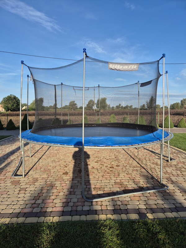 Elbląg Sprzedam trampoline ogrodową w dobrym stanie, średnica trampoliny 430cm. Wysokość 260cm. Wysokość do wejścia