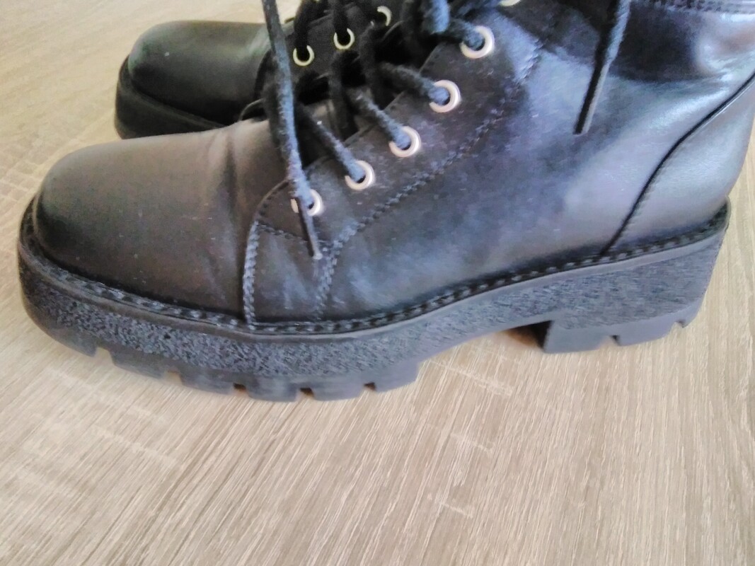 Elbląg Sprzedam obuwie dziewczęce zimowe używane lecz jest w bardzo dobrym stanie. Kolor czarny, sznurówki z przodu, z