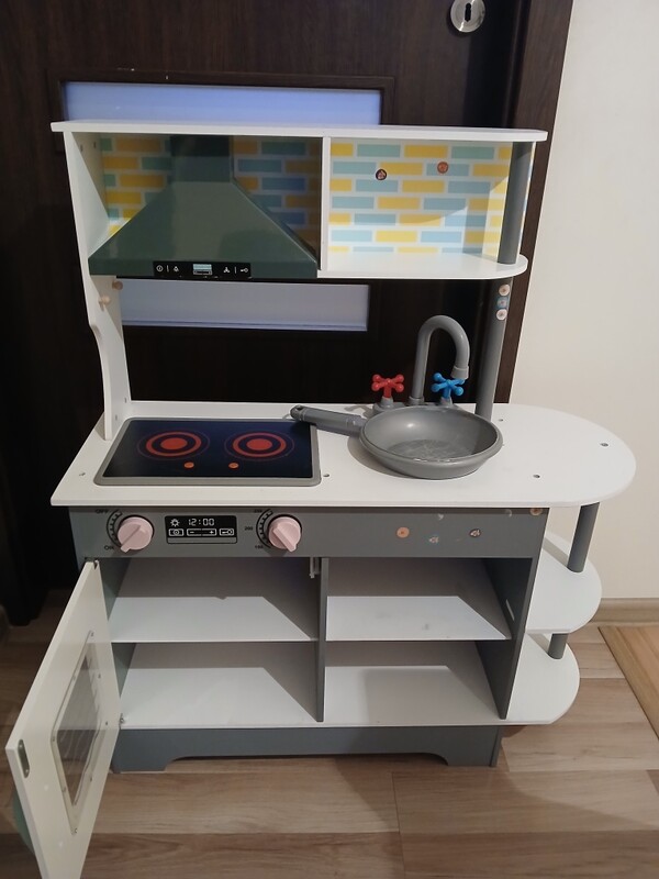 Elbląg Sprzedam kuchnie drewnianą używaną dla dziecka. Używało jedno dziecko. Jest w dobrym stanie, palniki wydaja