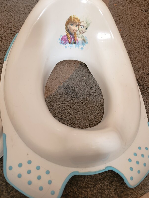 Elbląg Sprzedam nakładkę na toaletę i podnóżek dla dzieci. Stan dobry jak na zdjęciach. Kontakt sms