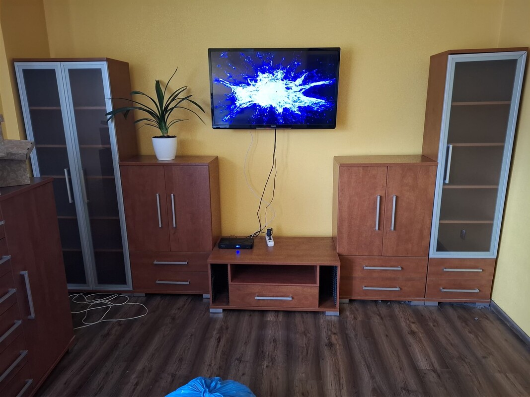 Elbląg Sprzedam meble. Stan dobry.
Witryna szer. 68 cm, gł. 38 cm, wys. 187 cm
Szafka rtv szer. 98 cm, gł. 53 cm,