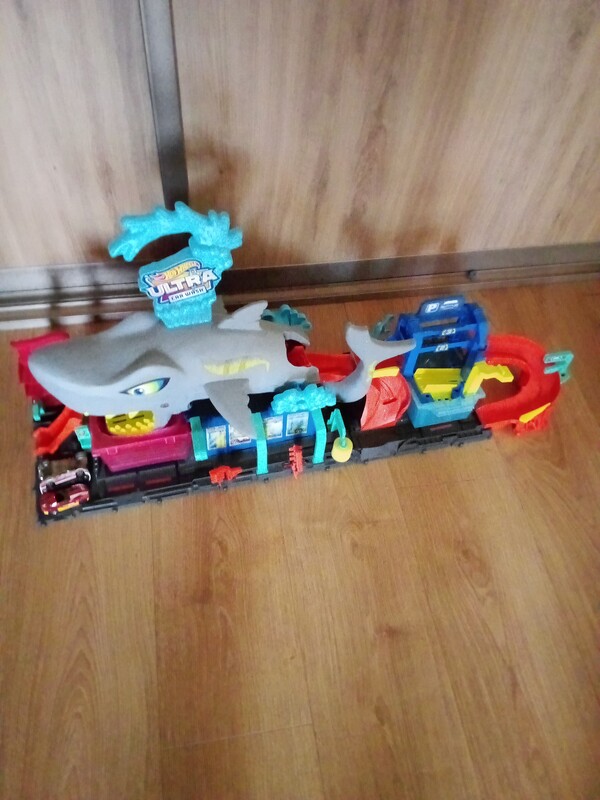 Elbląg Witam, sprzedam 3 zestawy Hot Wheels: - hot wheels city rekin myjnia. - hot wheels speedy pizza, - hot wheels