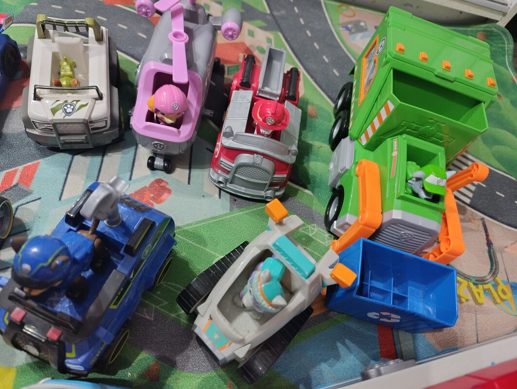 Elbląg Sprzedam zestaw Psi patrol. BRAK PATROLOWCA. łódź podwodna, zestaw piesków z autami. Cena za całość. Wszystko