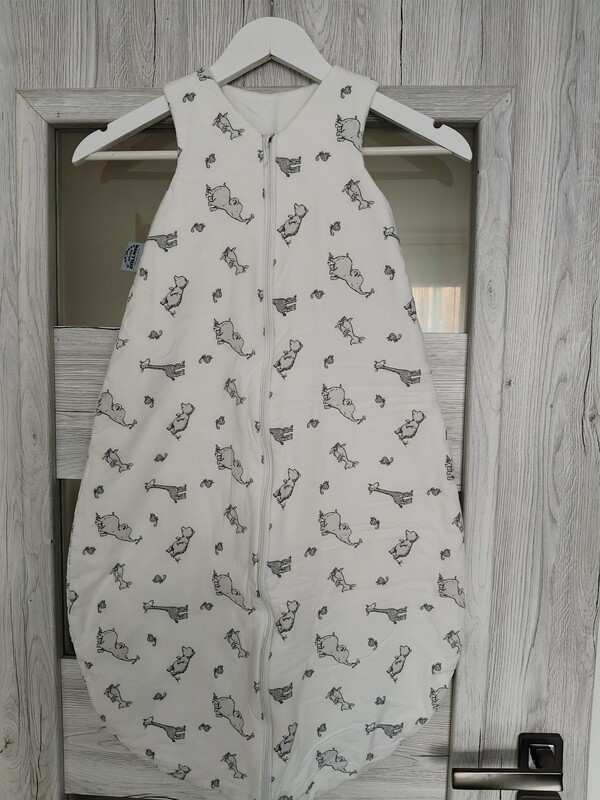 Elbląg Sprzedam dwa śpiworki ( w kropki- cieńszy 90 cm) ( w zwierzątka grubszy- 86-98cm) i dwa kombinezony (biały,