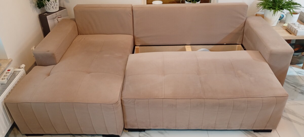 Elbląg Wygodna, rozkładana sofa narożna w kolorze beżowym, Trzyletnia, Mebel w dobrym stanie, nadaje się do użytku.