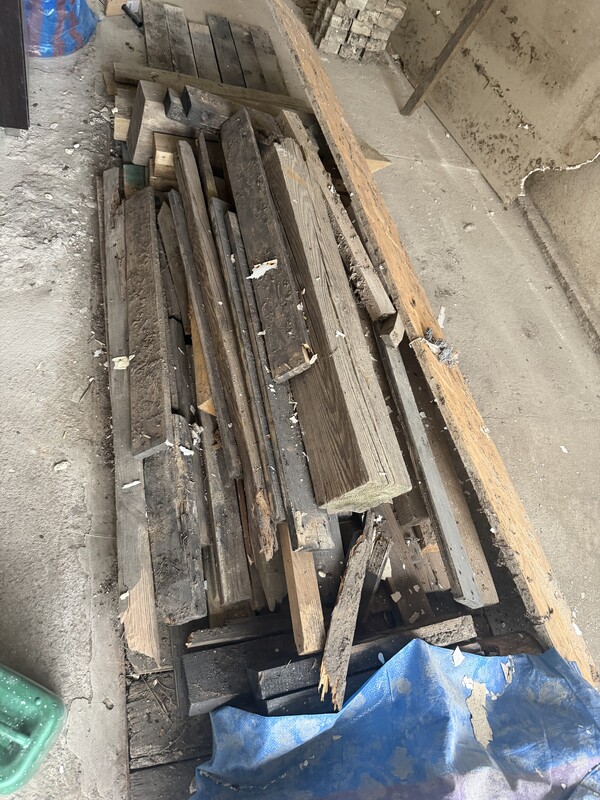 Elbląg Witam. pilnie oddam 8 worków gruzu, paletkę drewna plus szafkę wszystko za darmo odbiór w centrum Elbląga