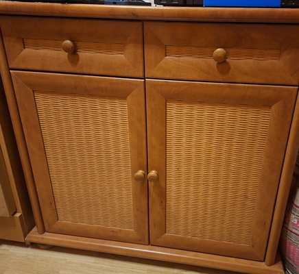 Elbląg Sprzedam 2 komody, stan dobry. Kolor calvados, przody wykończone rattanem. Do ewentualnego odświeżenia. Bardzo