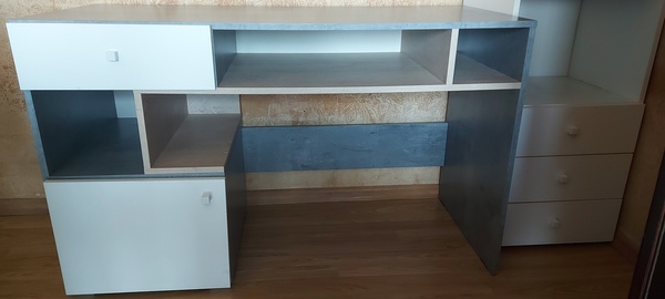 Elbląg Oddam za kawę rozpuszczalną Jacob. Wymiary biurka: dł. 125 cm, szer. 55 cm, wys. 76 cm. Wymiary regału: wys.