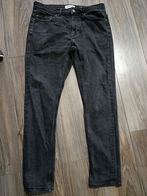Elbląg Sprzedam czarne spodnie jeansy męskie marki Pull&Bear rozmiar 42.Stan bardzo dobry. Kontakt sms