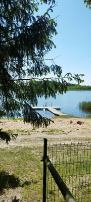 Mam na sprzedaż działkę rekreacyjną nad jeziorem w Sambrodzie (gmina Małdyty) o powierzchni 7 arów. 
Do linii
