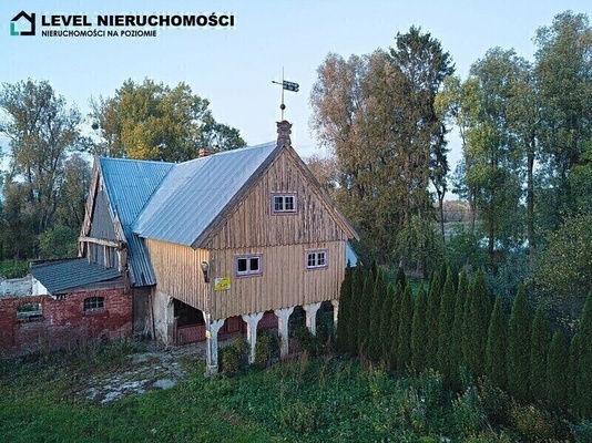 Elbląg LEVEL NIERUCHOMOŚCIDom z czterystumetrową linią brzegową, podcieniowy (holenderski) z 1879 roku na działce