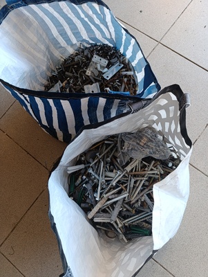 Elbląg Oddam bardzo dużo różnych śrub, nakrętek itp. Nowe, używane. Odkładane na zasadzie przydasię. Moze być na złom.