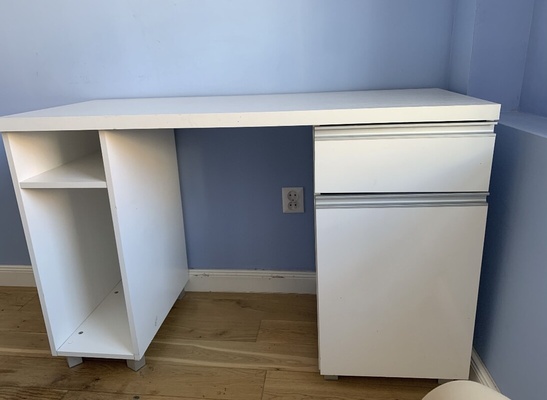 Elbląg Sprzedam meble pokojowe:
-ciemnozielony fotel Ikea 150 zł
-łóżko sosnowe jednoosobowe 200 zł
- biurko