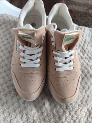 Elbląg Sprzedam buty nowe i używane Buty beżowe Lacoste rozmiar 39 cena 60 zł buty czerwone rozmiar 39 cena 60 zł buty