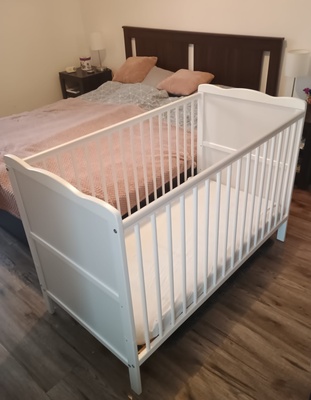 Elbląg Sprzedam łóżeczko o wymiarach 120x60 z regulowaną wysokością. 
Materac w komplecie. Stan bardzo dobry.