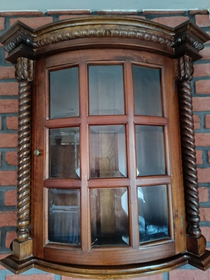 Elbląg Sprzedam witrynkę wiszącą w stylu kolonialnym, kolor orzech, wymiary wys. 69cm x szer. 68cm. Odbiór w Elblągu.