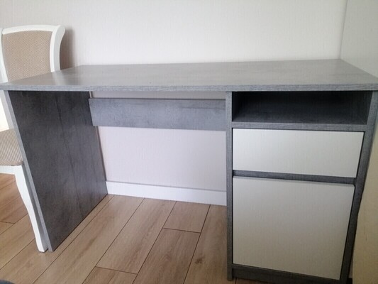 Elbląg Biurko koloru szarego z białymi frontami