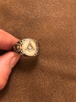 Elbląg Sygnet z ciekawym oczkiem i wzorem, rzadko używany. Stan bardzo dobry. Polecam!!!