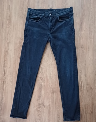 Elbląg Spodnie męskie jeansowe COS  marka premium, rozmiar 34/34 lub L, kolor ciemny granat, stan idealny