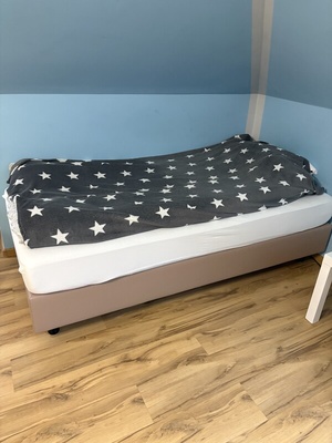 Elbląg Sprzedam 2 łóżka w bardzo dobrym stanie. Koszt 1 łóżka z materacem 550 zł. Możliwa negocjacja ceny.