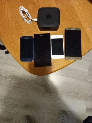 Elbląg Dzień dobry. sprzedam telefony. oraz router tvapple.