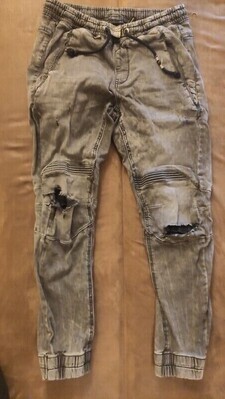Elbląg Spodnie marki Cropp Denim, rozmiar 30-32.
Stan: dobry. 
Spodnie mają widoczne przetarcia i dziury, szczególnie