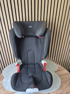 Elbląg Sprzedam bezwypadkowy fotelik samochodowy BRITAX ROMER z isofixem 15-36 kg, z regulacją zagłówka. Stan dobry