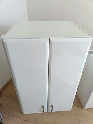 Elbląg Sprzedam białą, łazienkową szafkę lakierowaną z połyskiem, możliwość powieszenia
 Wymiary: wysokość 95 cm,