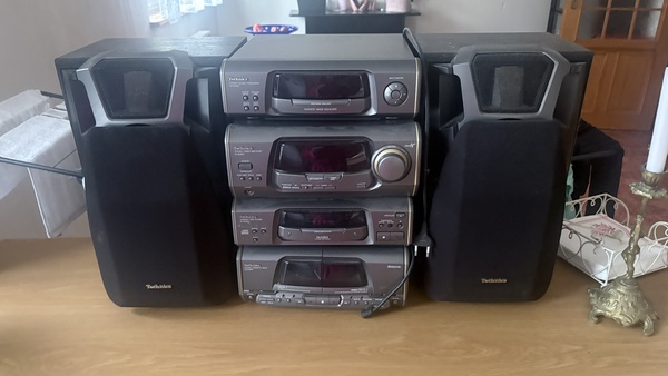 Elbląg Na sprzedaż oferuję klasyczną, wieżę audio Technics (system wieżowy z odtwarzaczem CD, magnetofonem dwukasetowym,