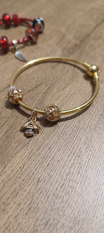 Elbląg Zestaw bransoletek z charmsami, stan wzorowy jak nowe, część srebrna. Doskonałe na prezent.