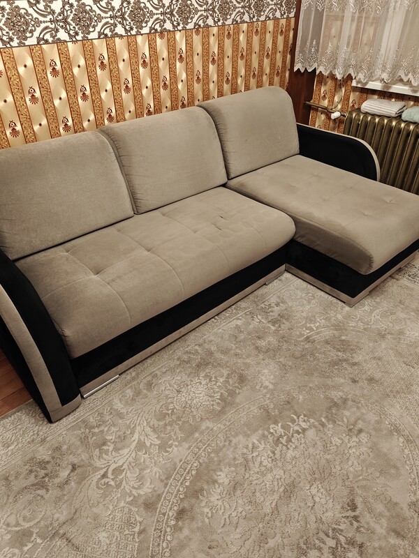 Elbląg Wygodna, narożna kanapa z funkcją spania, z dużym pojemnikiem na pościel. Mebel jest w dobrym stanie, .