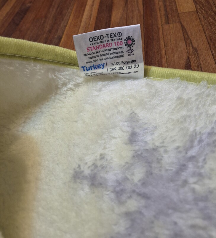 Elbląg Cieplutki kocyk dla dziecka. Jest bardzo miękki i przyjemny w dotyku. Rozmiar kocyka to 90x115 cm. Kolor