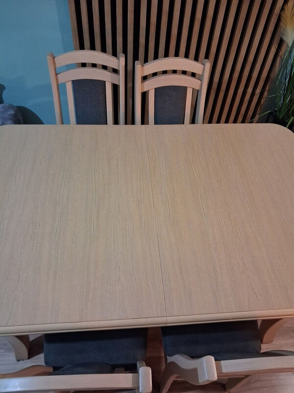 Elbląg Sprzedam dębowy solidny stół z 6 krzesłami. Wymiary 140x80,posiada 2 wkładki po 30cm do rozłożenia. Wymiary po