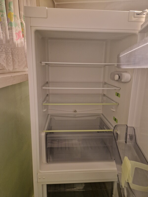 Elbląg Sprzedam używaną lodówkę w stanie dobrym. Wymiary lodówki wys. 173 cm, szer. 60cm, głębokość 53 cm. Model POLAR