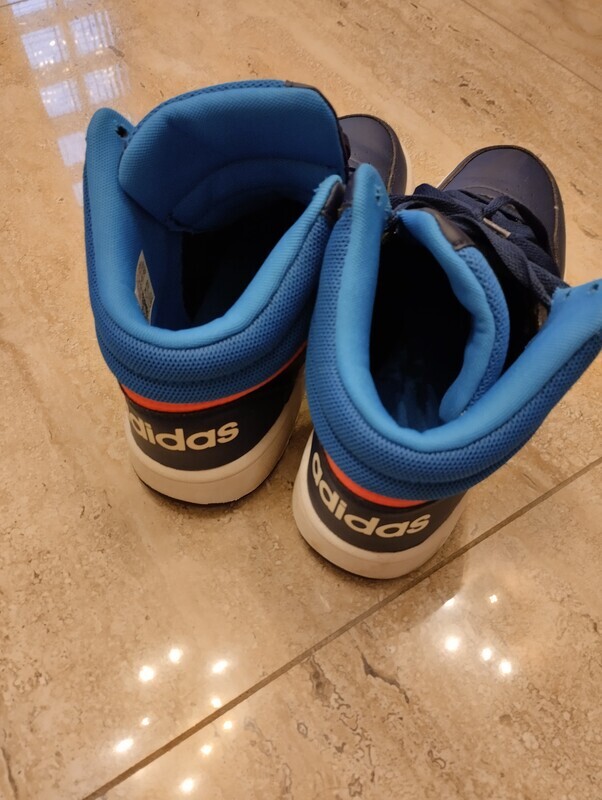 Elbląg Sprzedam buty firmy Adidas rozmiar 40.
Założone 2-krotnie.
Brak śladów użytkowania