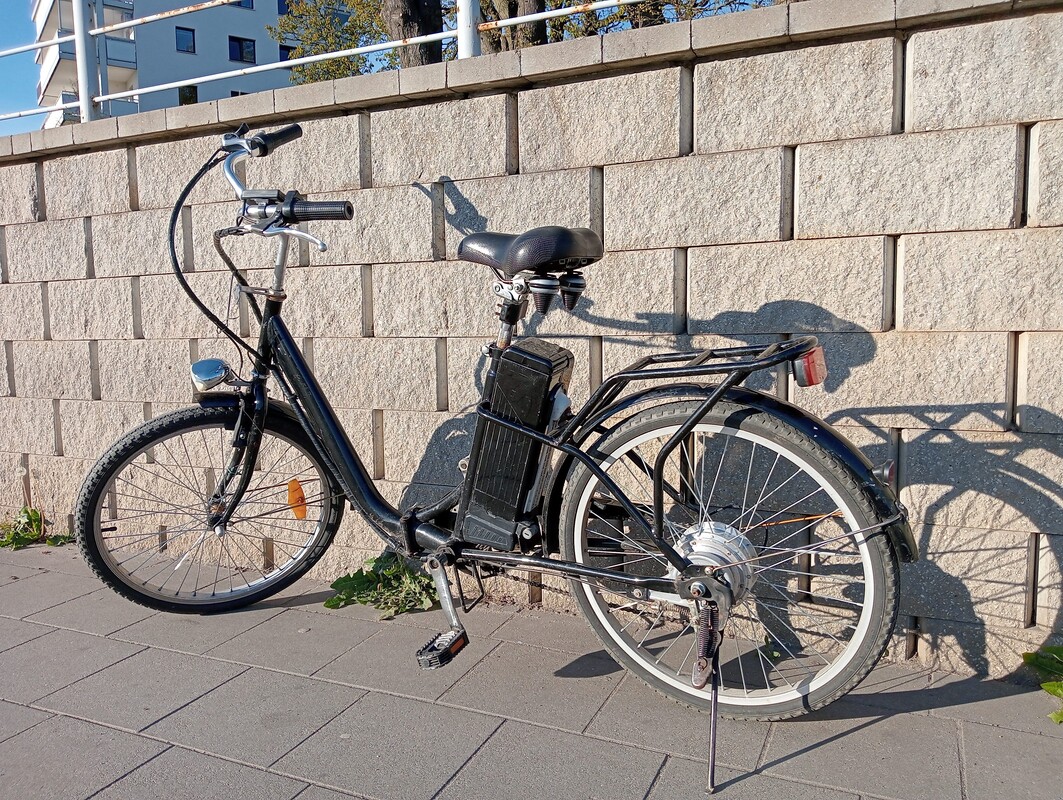 Elbląg Sprzedam rower z napędem elektrycznym. Rower jest dość stary, ale jeździ. Silnik działa, hamulce hamują. Wymaga