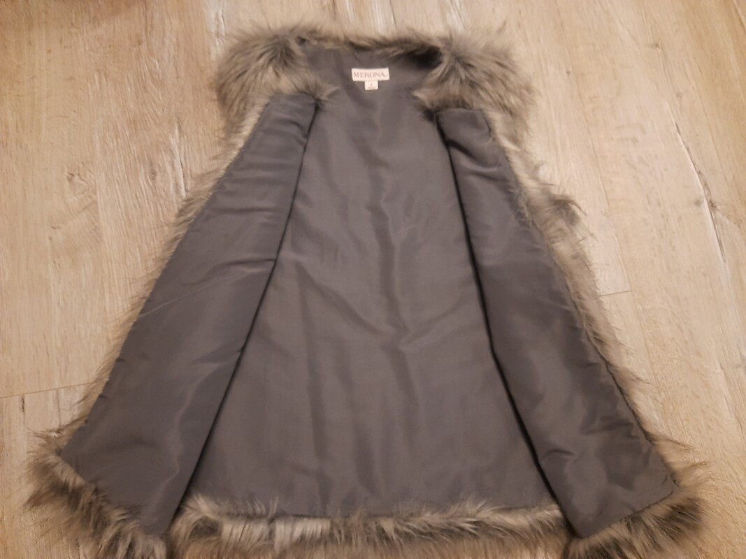 Elbląg Sprzedam damską kamizelkę, bezrękawnik, futerkowa mięciutka jak królik, sztuczne futerko.
Rozm. S, stan