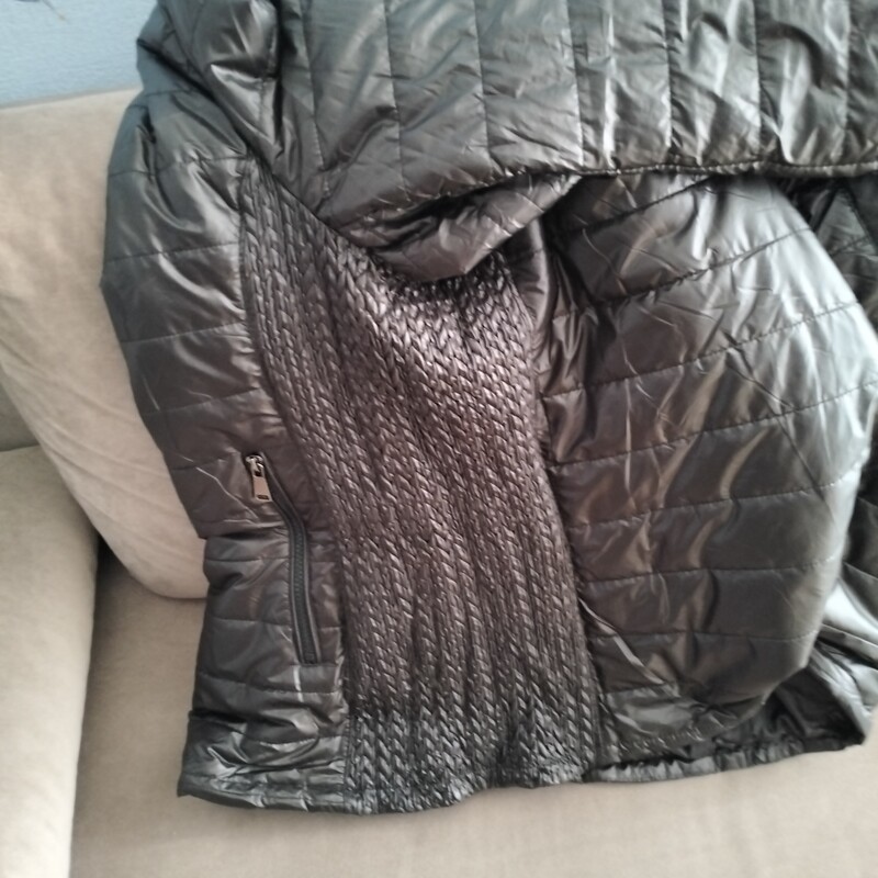 Elbląg Sprzedam okazyjnie kurtkę Pani rozmiar 44/46 z odpinanym kapturem, czarna ze względu na nietrafiony rozmiar.