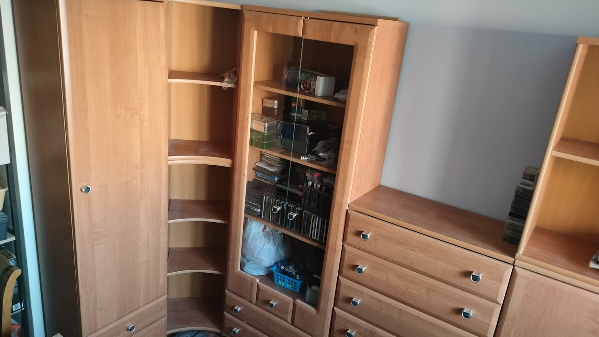 Elbląg Meble do pokoju z 8 części, składają się z szafek, komody z 6 szufladami, oszklonej witryny i półek, nadstawek.