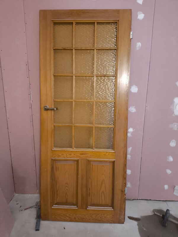 Elbląg Sprzedam drzwi drewniane wewnętrzne z przeszkleniami z klamką. Drzwi w bardzo dobrym stanie. Posiadam parę