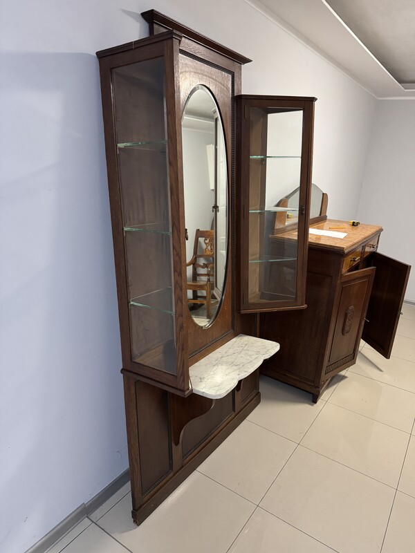 Elbląg Lustro ze szklanymi gablotami