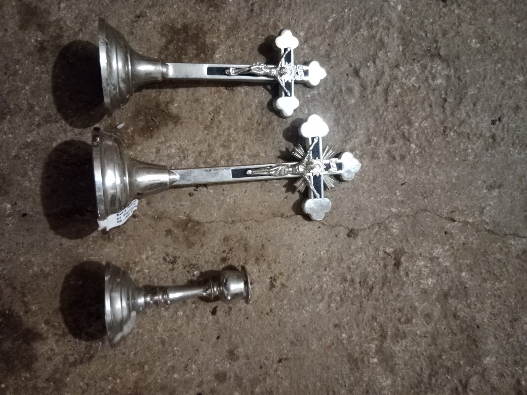 Elbląg Sprzedam świeczniki z czasów PRL. Wymiary: wysokość 29 cm, średnica podstawy 12,5 cm, otwór na świeczkę 2,5 cm.