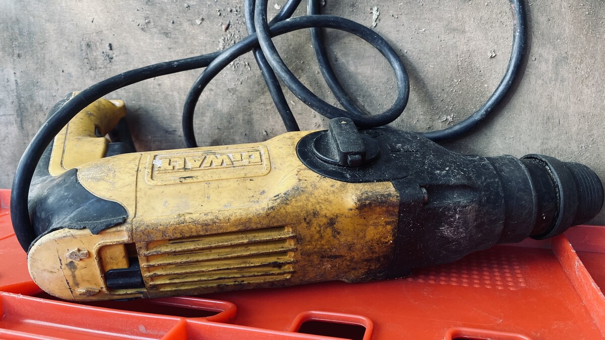 Elbląg MŁOTOWIERTARKA DEWALT Stan techniczny: Sprawny Stan wizualny: Widoczny na załączonych zdjęciach