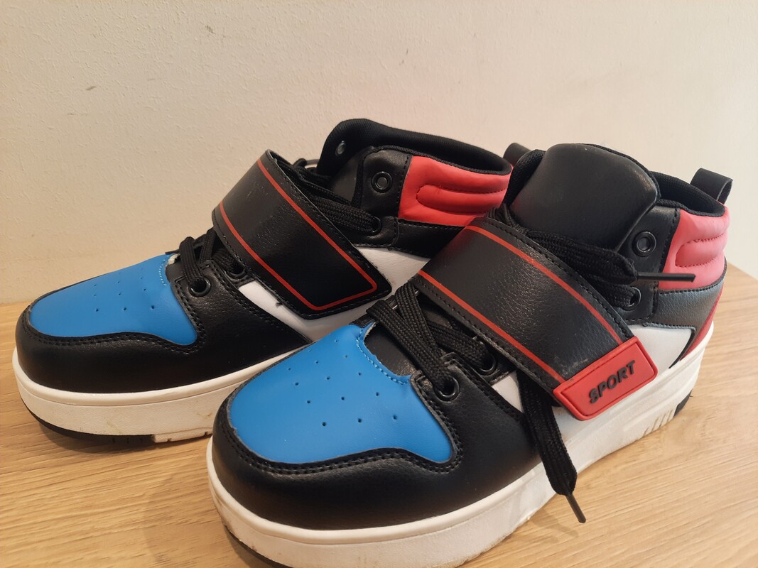 Elbląg Sprzedam butorolki w rozmiarze 38 ( wkładka buta 24,4 cm). W kolorystyce biało- czarno- czerwono- niebieskiej.