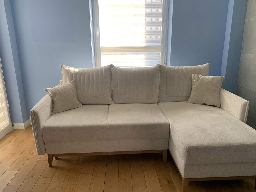 Elbląg Sprzedam meble pokojowe: kanapę, fotel, szafę, łóżko sosnowe, biurko, fotel biurowy, wieszak na ubrania ze