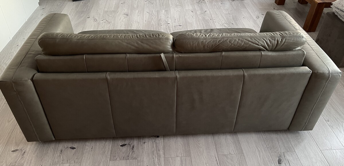Elbląg Sprzedam Skórzana sofę ze stelażem włoskim z materacem. Mebel w dobrym stanie, zadbany. .Wymiar całkowity szer.